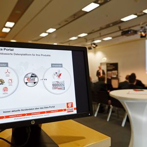 Eplan veranstaltet begleitend zur Messe diverse Veranstaltungen wie „Schaltschrankbau 4.0“, die Sneak Preview der Cloud-Version von Eplan Cogineer und ein Eplan-Data-Portal-Lunch für Komponentenhersteller. 