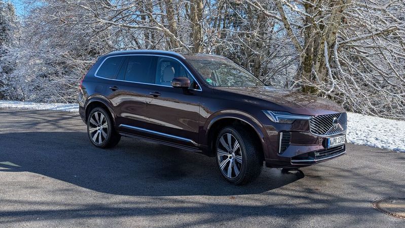 Der überarbeitete Volvo XC90 ist als PHEV und als Mildhybrid-Variante erhältlich.(Bild:  Mauritz – VCG)