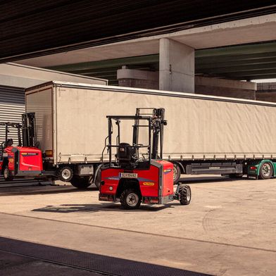 Der FLM 25 ist der erste Mitnahmestapler mit Mittelsitz der FL-Baureihe von Palfinger. (Bild: Palfinger)