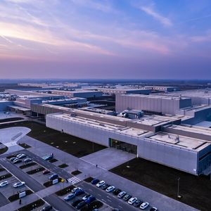 Ab Ende 2025 soll aus dem ungarischen BMW-Werk in Debrecen der iX3 in Serie rollen.(Bild:  BMW)