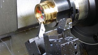 Der Hainbuch-Spanndorn hält bombenfest und ist dabei absolut genau. (Hainbuch)