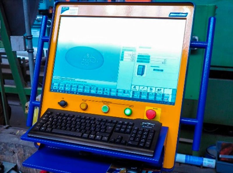 Die Microstep-Plasmaschneidanlage bei GEA wurde mit einem umfangreichen Softwarepaket ausgestattet, welches die einfache, intuitive Bedienung des Systems ermöglicht, sagt der Hersteller. Zusätzlich gelingt damit die Überwachung der Produktionsprozesse. Die Bedienung erfolgt über den 24-“-Touchscreen oder über die LCD-Bedieneinheit am Portal.  (Bild: Microstep)