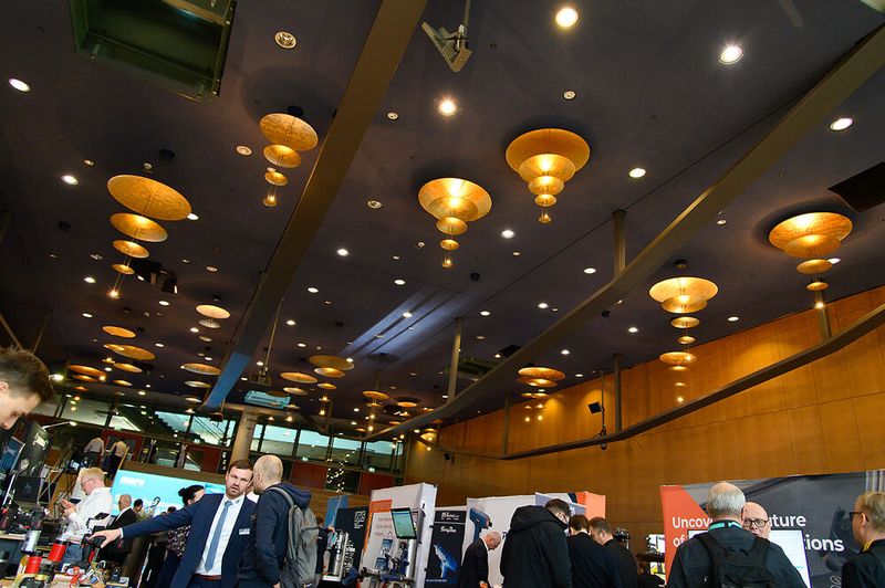 Der rege Fachaustausch überzeugt jedes Mal aufs Neue Teilnehmer und Aussteller der Schraubtec. (Bild: Stefan Stark/VCG)