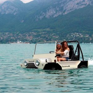Einem Menschen, der zum ersten Mal am Steuer eines solchen Gefährts auf ein Gewässer zufährt, schießt mit Sicherheit der Gedanke durch den Kopf: „Ich weiß, dass dieser Wagen schwimmen kann. Aber weiß er das auch?“(Bild:  Lazareth)