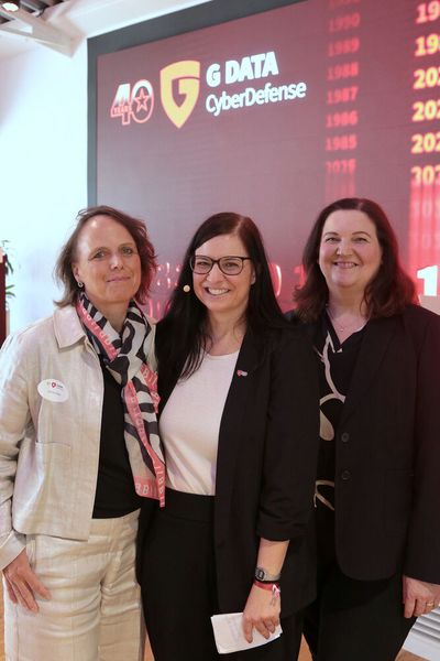 Sylvia Lösel und Lili Kos (IT-BUSINESS) gratulieren Vera Haake, Pressesprecherin G Data (Mitte), zur gelungenen Moderation des Festakts. (Bild: G Data)