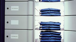 Beim Wäscheschrank-Service hat jeder Mitarbeiter sein eigenes, verschließbares Schrankfach.  (Bild: Mewa)