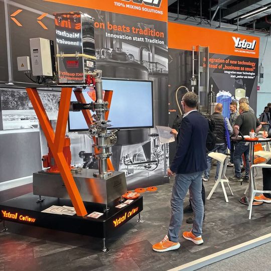 Ystral präsentierte am Messestand die neue Pulverbenetzungs- und Dispergiermaschine Ystral Coflow.(Bild:  Ystral)