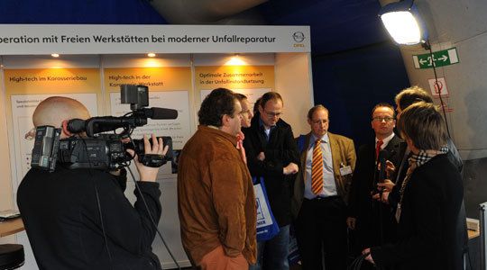 Fachleute von Opel und Berner gaben Einblick in neueste Smart-Repair-Verfahren. (Archiv: Vogel Business Media)