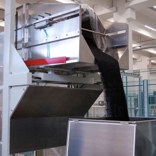 Bei der Oktabin-Drehstation lassen sich die Drehgeschwindigkeit und die damit verbundene Auskippgeschwindigkeit regeln.(Bild:  Eichholz Silo und Anlagenbau)