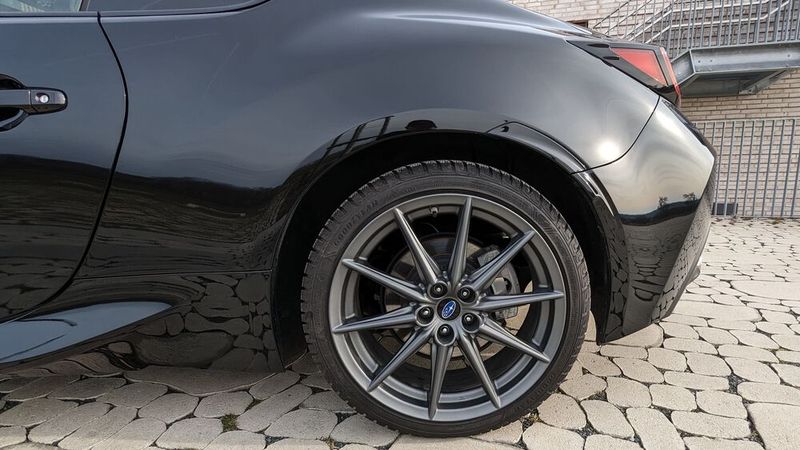 Obwohl 18 Zoll im Durchmesser groß, wirken die Räder etwas zierlich. Das liegt auch an der vergleichsweise schmalen Bereifung (215/40R18). Die auf dem Testwagen montierten Winterreifen von Goodyear machten durch ein lautes Abrollgeräusch auf sich aufmerksam. (Bild: Dominsky – VCG)