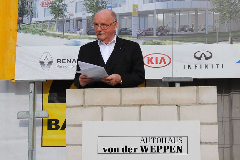 Unternehmer Klaus von der Weppen: „Wir legen nicht nur den Grundstein für ein neues Autohaus, sondern auch einen Meilenstein in unserer Unternehmensgeschichte.“ (Baeuchle / »kfz-betrieb«)