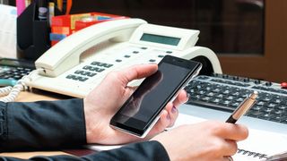 An mobilen Endgeräten kommen auch die Mitarbeiter öffentlicher Verwaltungen nicht vorbei ( 9_ visochin_o - Fotolia.com)