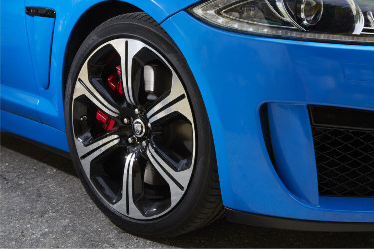 Auch das Fahrwerk erfuhr ein Feintuning. Wichtigste Ergebnisse: Eine an der Vorder- und Hinterachse um jeweils 30 Prozent höhere Quersteifigkeit, eine an die des Jaguar F-Type angelehnte, präzise und spontan reagierende Lenkung sowie geschmiedete 20 Zoll Felgen „Varuna“ mit im Vergleich zum Jaguar XFR nochmals zehn Millimeter breiteren Pirelli-Reifen. (Foto: Jaguar)