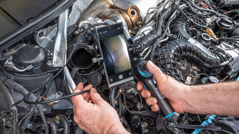 Beim neuen Videoendoskop von Hazet wird das Smartphone zum Bildschirm.(Bild:  Hazet)