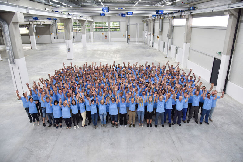 Franke Mitarbeiter feiern die Eröffnung der neuen Produktionshalle Werk 5. (Franke)