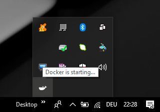 Nach der Installation von „Docker CE für Windows“ unter Hyper-V genügt ein Klick auf den Shortcut „Docker für Windows“. Dadurch wird Docker als Service gestartet, wie das Systray zeigt. Dass dies eine Zeit lang dauert liegt daran, dass im Hintergrund die benötigte „MobiLinuxVM“ unter Hyper-V bereitgestellt wird.  (Drilling / Microsoft)