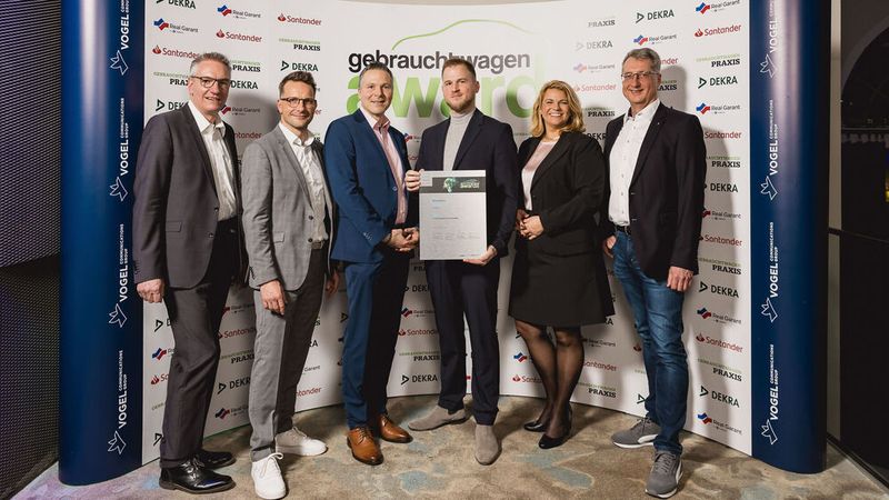 Auf Platz 2 in der Kategorie Freier Handel kommt Kamux Auto in Hameln (hier mit der Jury). (Bild: Stefan Bausewein)