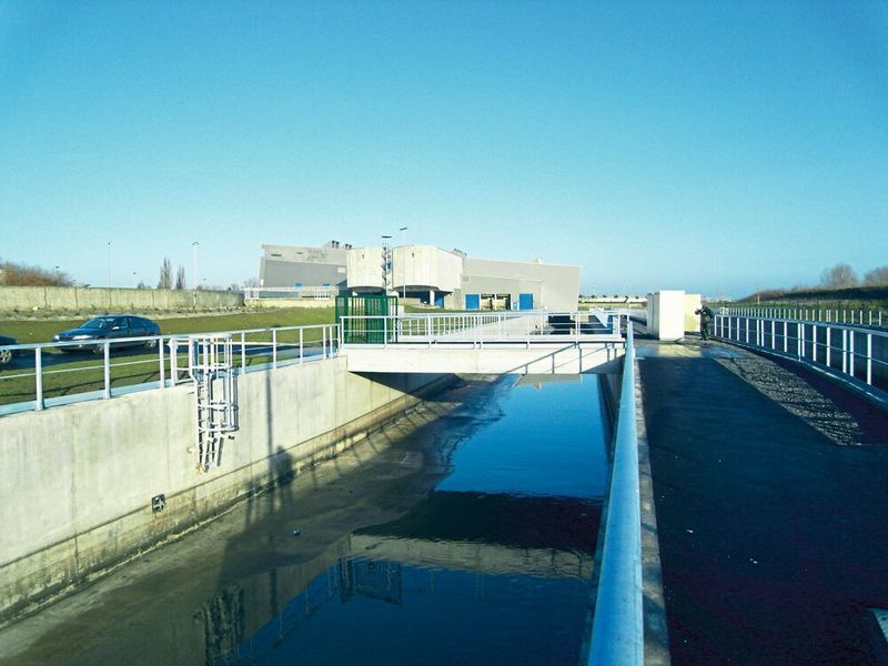 Wastewater treatment facilities are sensitive systems that require constant conditions to maintain their microorganisms. A harmonized wastewater supply can be realized by combining the throughflow measurement of the wastewater in the sanitary sewers with hydraulic engineering measures, like throttle points. (Wago/Nivus)