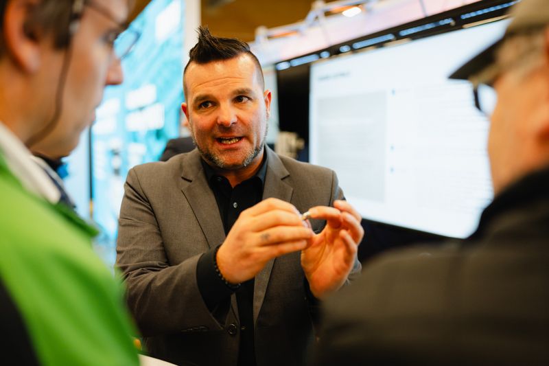 Gerade der fachliche Austausch unter den Schraubexperten ist das, was die Regionalmesse Schraubtec ausmacht. (Bild: tinografiert)