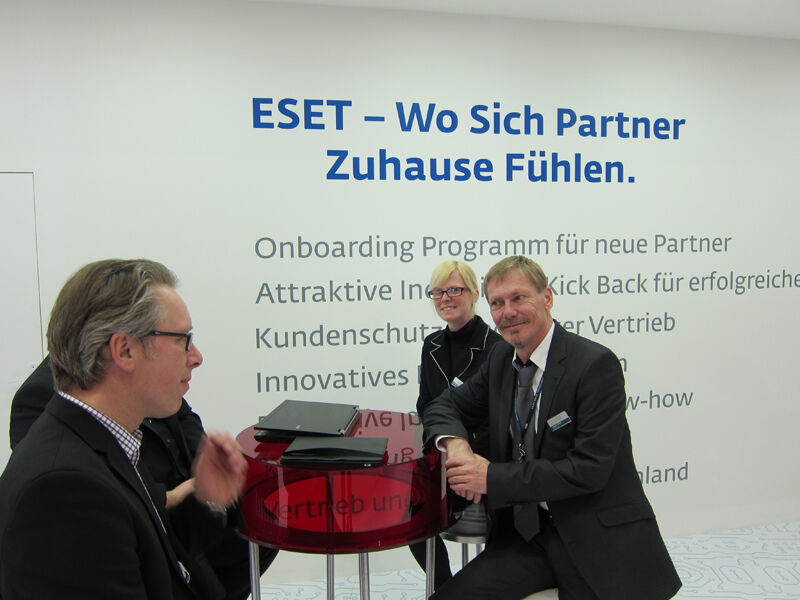 Simone Herzog und Gerald Höfer, (r.) ESET, mit Partnern (Bild: IT-BUSINESS)