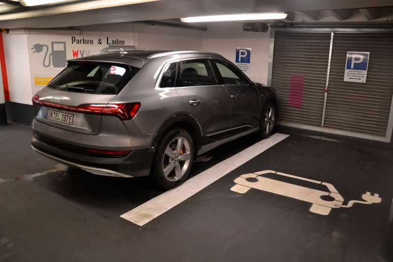 Fazit: Ein Audi E-Tron mit all den möglichen Technologien an Bord ist ein faszinierendes E-Auto. Richtig komfortabel ist die vollelektrische Oberklassen-Mobilität aber nur, wenn man ZUHAUSE eine Wall-Box und damit ausreichend Stromkapazitäten in der Tiefgarage hat.  (Bild: Michel/»kfz-betrieb«)