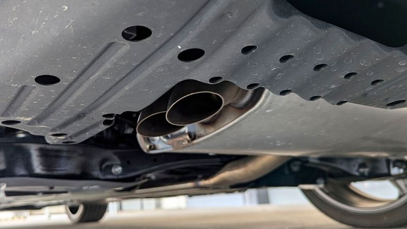 ... unter dem Unterboden. Ob die Abgasschadstoffe und der Wasserdampf dem auf Dauer guttun?  (Bild: Rosenow – VCG)