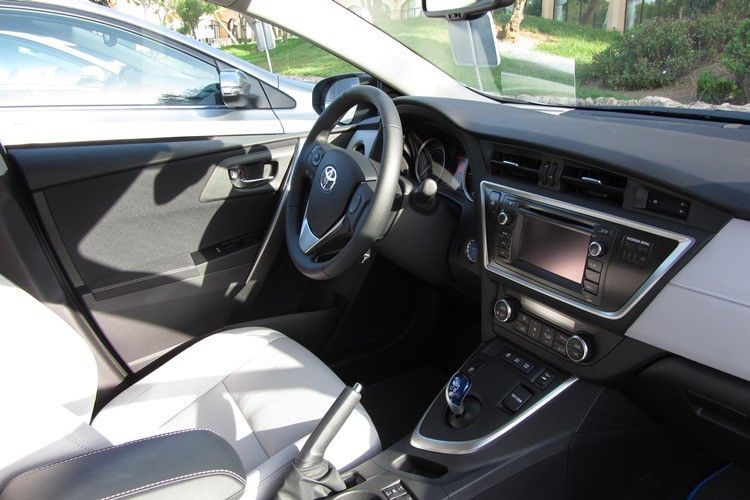 Im Innenraum geht es im Auris TS etwas unaufgeregt zu: Solide und gut verarbeitet, aber weniger hochwertig im Vergleich zur Konkurrenz aus dem VW-Konzern. (Foto: Michael Ziegler)