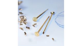 Die Spezialmaschinen verarbeiten Drähte mit geringsten Toleranzen in hoher Geschwindigkeit. (Bild: Jouhsen-bündgens)