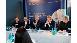 Pressekonferenz des VDMA Präzisionswerkzeuge in der Frankfurter Botschaft. Obwohl die Branche 2025 statt des erwarteten leichten Produktionsrückgangs ein deutliches Minus von rund 7 Prozent verzeichnen musste, bleiben die Unternehmen optimistisch.   (Bild: Maschinenmarkt/rw)