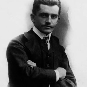 Ferdinand Porsche wurde am 3. September 1875 im nordböhmischen Maffersdorf geboren. Als drittes Kind des Spenglermeisters Anton Porsche und seiner Frau Anna war traditionell vorgesehen, dass er einmal als Handwerker in die Fußstapfen seines Vaters treten sollte. Sein wahres Interesse lag jedoch auf dem Gebiet der Elektrizität. (Dr. Ing. h.c. F. Porsche AG)