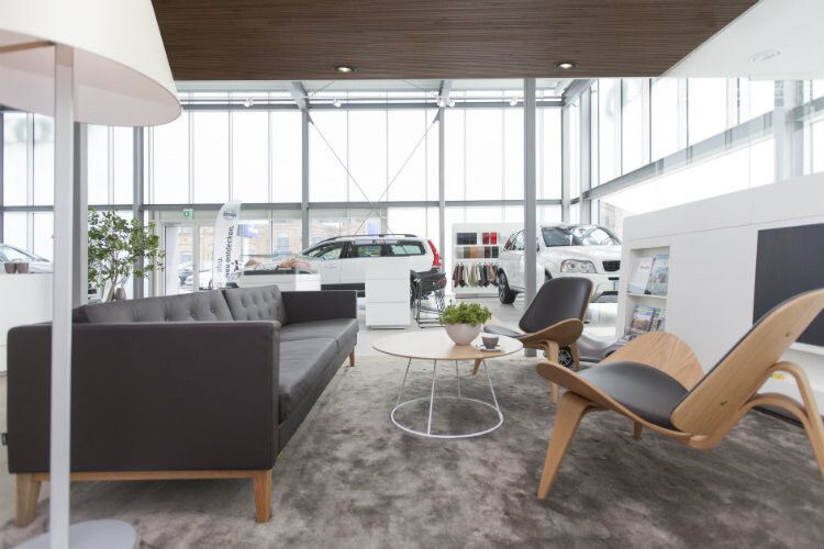 ... lädt innen mit warmen Brauntönen zum Verweilen. Volvo handelt mit seinen Bestandshändlern die umzusetzenden CI-Anpassungen individuell aus, Neubauten müssen alle Vorgaben erfüllen. (Foto: Volvo)
