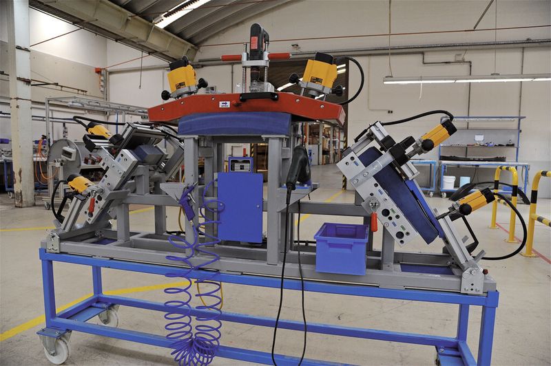 Bild 2: Diese komplizierte Vorrichtung für die manuelle Bearbeitung wurde durch die Robotiklösung ersetzt. (Bild: Stäubli)