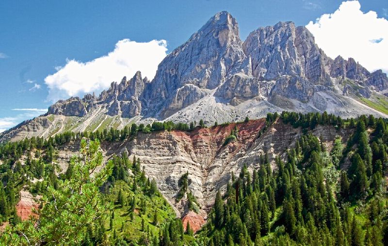 Sass de Putia, Norditalien. Die Dolomiten in den Südalpen beherbergen einzigartige Abschnitte aus dem Perm und der Trias mit reichen marinen Ablagerungen, darunter Brachiopoden, die die letzten Momente des paläozoischen Lebens festhalten. (Bild: Dr. Renato Posenato (Universität Ferrara))