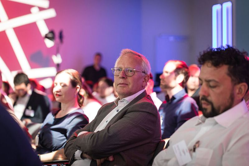 Anwenderkongress Steckverbinder 2023: Tag 1 mit Basisseminaren, Podiumsdiskussion und Posterslam. (Bild: Stefan Bausewein)