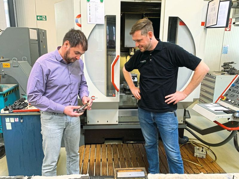 Nach ersten Versuchen zur Schruppbearbeitung eines Schiebers begutachten Geschäftsführer Marco Schülken (l.) und Fertigungsleiter Marcus Vogt den getesteten Hochvorschubfräser Neomill-4-Hifeed 90. (Bild: Mapal)