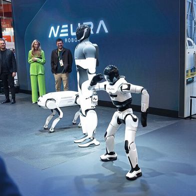 Roboter im Wandel: Die industrielle Robotik hat sich zu hochentwickelten, kognitiven Systemen entwickelt.  (Bild: Neura Robotics)