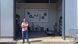 Ein Herzensprojekt von Michael Meyer ist die Kindergarage. Hier können sich Kinder und Jugendliche treffen, um ihre Fahrräder und Mopeds zu reparieren. (Bild: Rosenow – VCG)