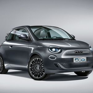 Die Neuauflage des Fiat 500 ist gegenüber dem Vorgänger in alle Richtung leicht gewachsen.(Bild:  Fiat)