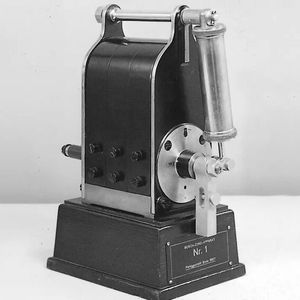 Mit dem Nachbau eines Niederspannungsmagnetzünders begann Bosch 1887, sich mit der Entzündung von Kraftstoffgemischen auseinanderzusetzen. (Bild:  Robert Bosch GmbH)