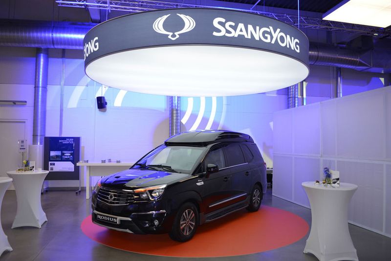 Unter anderem können Ssangyong-Händler ihre Autos künftig mit einem Boden-Hotspot und einem Halogen-Deckenelement in Szene stellen, sofern sie das wollen. (Seyerlein / »kfz-betrieb«)