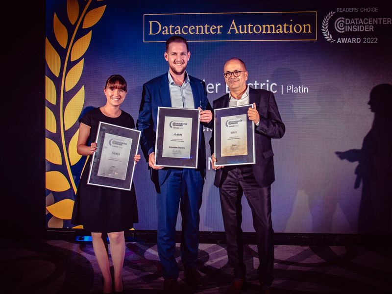 Gemeinhin gilt: Automation ist gut, auch im Rechenzentrum, die Automatisierung von Fehlern aber fatal. Die Leser trauen den Gewinnern jedoch einiges zu: In der Kategorie Datacenter Automation halten Christopher Jestädt von Schneider Electric die Platin-, Uwe Müller von  Cisco die Gold- und Tatjana Voitl von FNT die Silber-Auszeichnung in den Händen.  (Bild: krassevideos.de / VIT)