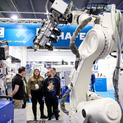 Im März stehen wieder Tür und Tor in der Targi Kielce in Polen offen, denn es findet der nächste Industrielle Frühling statt. Der Veranstalter empfiehlt vor allem deutschen Industrieunternehmen und Besuchern den Weg dorthin, um Anworten auf dringliche Fragen der Zeit zu finden. (Bild: M. Stanczyk)