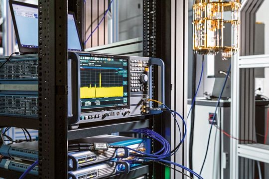 Forschen an Quantencomputern: Dazu notwendig sind hochgradig phasen- und amplitudenstabile Signalgeneratoren. Hierzu arbeiten Gerätehersteller und Wissenschaftler eng zusammen. Forschen an Quantencomputern: Dazu notwendig sind hochgradig phasen- und amplitudenstabile Signalgeneratoren. Hierzu arbeiten Gerätehersteller und Wissenschaftler eng zusammen.