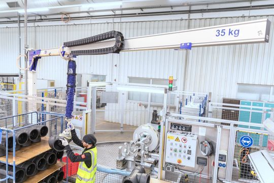 (Flachausleger in Kombination mit der Schleppkette V-Chain benötigt nur wenig Bauhöhe. Quelle: J. Schmalz)