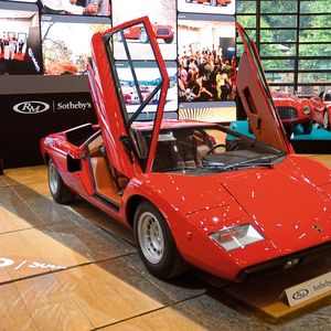 Dieser Lamborghini Miura P400 in Bianco Acrilico von Bertone aus dem Jahr 1968 wurde für 1.608.125 Euro verkauft. Der LP400 „Persicopio“ kam dem radikalen und zukunftsweisenden LP500-Konzept des Designers Marcello Gandini am nächsten, das erstmals auf dem Genfer Automobilsalon im März 1971 vorgestellt wurde. Der von Bizzarrini entworfene 3.929-cm³-V-12-Motor des Modells leistete 375 Bremspferdestärken und machte ihn mit einer Höchstgeschwindigkeit von knapp 290 km/h zu einem der schnellsten Serienfahrzeuge des Jahrzehnts.(Bild:  Classic Analytics)