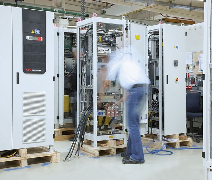 Bild 1: Am Standort Belecke produziert AEG Power Solutions unter anderem USV-Lösungen. Fertig abgebundene Kabelbäume erleichtern die Installation. (Bild: AEG Power Solutions)