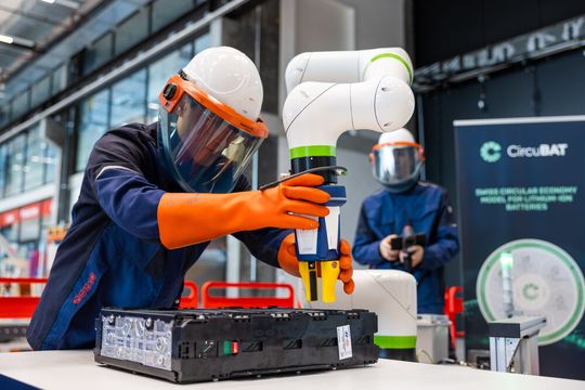 In Zukunft unterstützen Roboter im Upcycling von Lithium-Ionen-Batterien. Technologieentwicklung am Swiss Battery Technology Center (SBTC) im Switzerland Innovation Park Biel/Bienne(Bild:  Innosuisse)