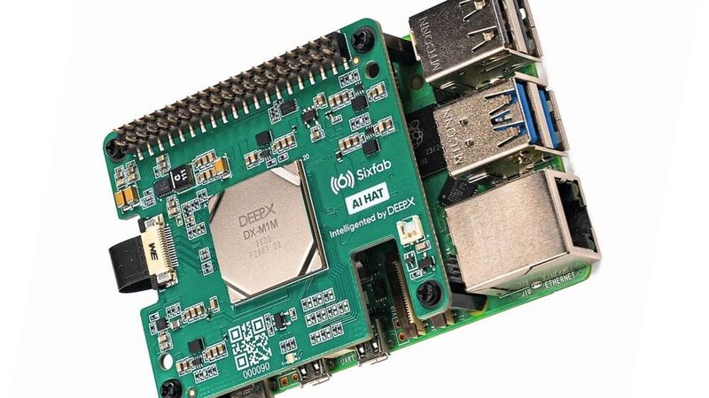 Raspberry Pi 5 mit Sixfabs AI HAT+ huckepack: Die DX-M1M-NPU von Deepx dient als KI-Beschleuniger, während die Raspberry-Pi-CPU Steuerungs- und Konnektivitätsaufgaben übernimmt.(Bild:  Sixfab/Raspberry Pi)