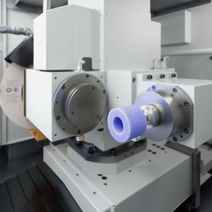 Mit diesem System gelingt das exakte Innenschleifen mit der UG-Baureihe von Emag. Es handelt sich um direkt angetriebene Spindeln plus sehr steifer Maschinenkinematik. Das pusht die Oberflächenqualität der Werkstücke und deren Maßgenauigkeit.(Bild:  Emag)