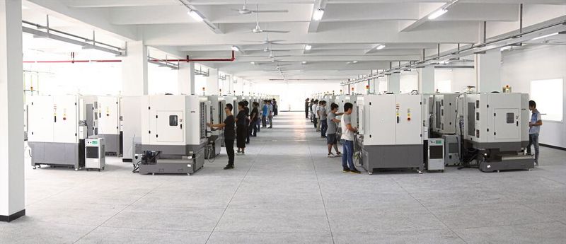 Jingdiao bildet im Jahr etwa 8000 Studenten von 30 Universitäten in den Trainingszentren aus. Jeden Monat bearbeiten 350 Studenten im Werk ein spezielles Teil, bei dem sie selbstständig die Bearbeitungsstrategie auswählen. 1 bis 3 Monate ist für diese Aufgabe vorgesehen, bei denen ihnen Anwendungstechniker konstant zur Seite stehen. (Bild: Beijing Jingdiao Group Co., Ltd)